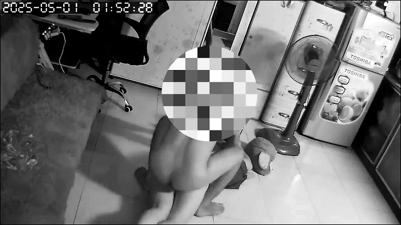 Mladi bračni par koji ima strastveni seks kod kuće