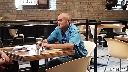 B Сторона - европейская Кристин Courtney обожает секс в любительском видео