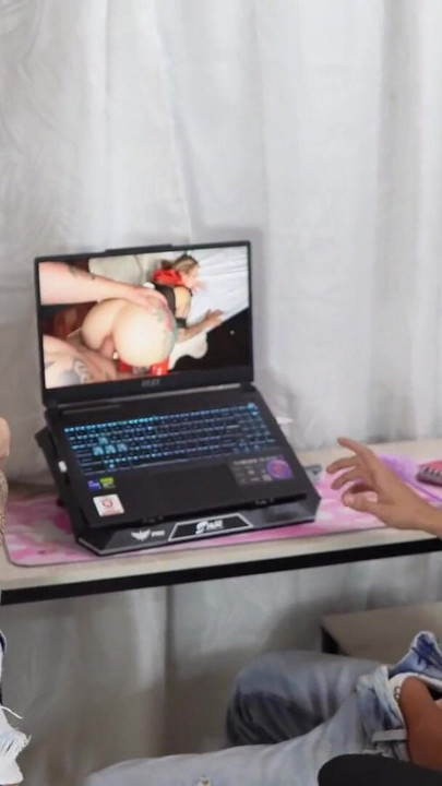 Un technicien informatique commence à regarder du porno de ma femme -.- | Clip 1