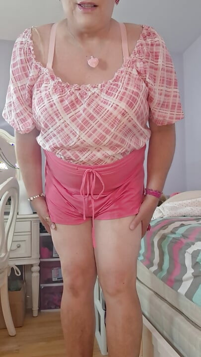 柔软丰满的熟女娘腔等待热辣的年轻情人！