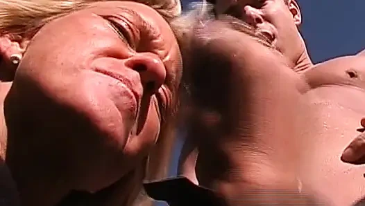 Deutsche MILf brachte ihn nach dem blowjov in ein kondom