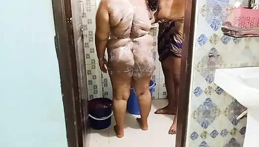 Bangladeshi sexy bhabhi bathing video 🫦