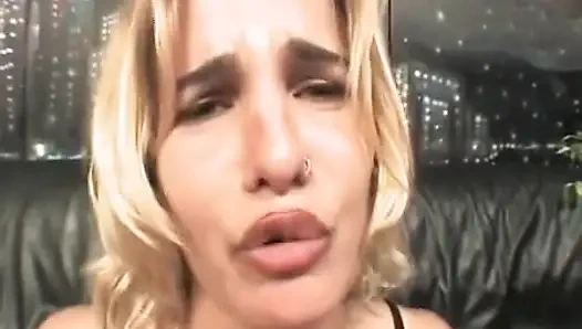 Cewek hot rambut pirang ini lagi asik nyepong kontol sampai dicrot di muka