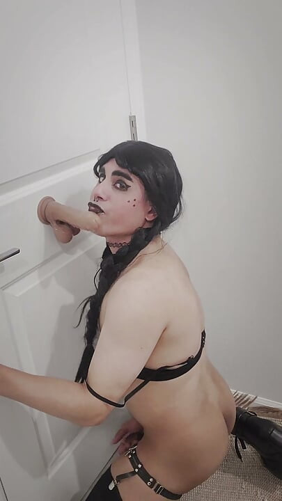 Sissy Gothic Menghisap Dalam Dildo