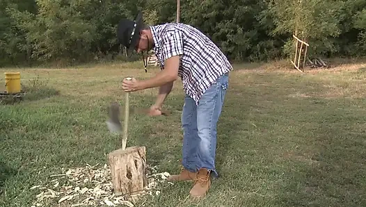 Büyük memeli genç kız açık havada götten sikiliyor