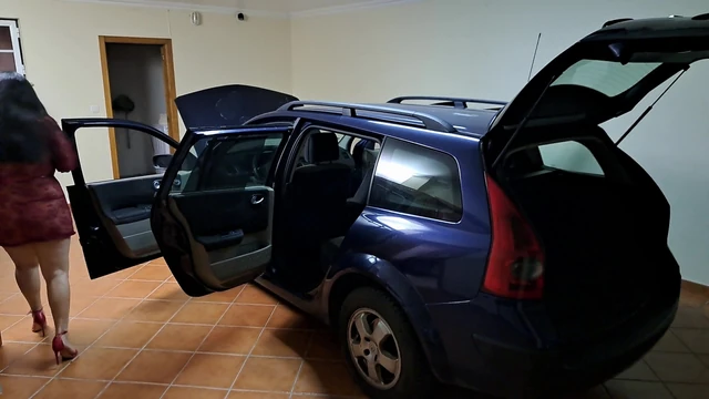 Married Wife Pretending to Sell Her Car Fucks the Buyer