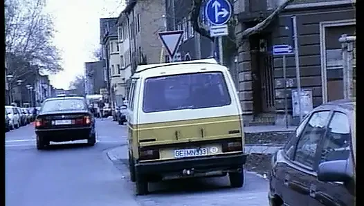 Alman fahişe kamera önünde dildoyla oynuyor