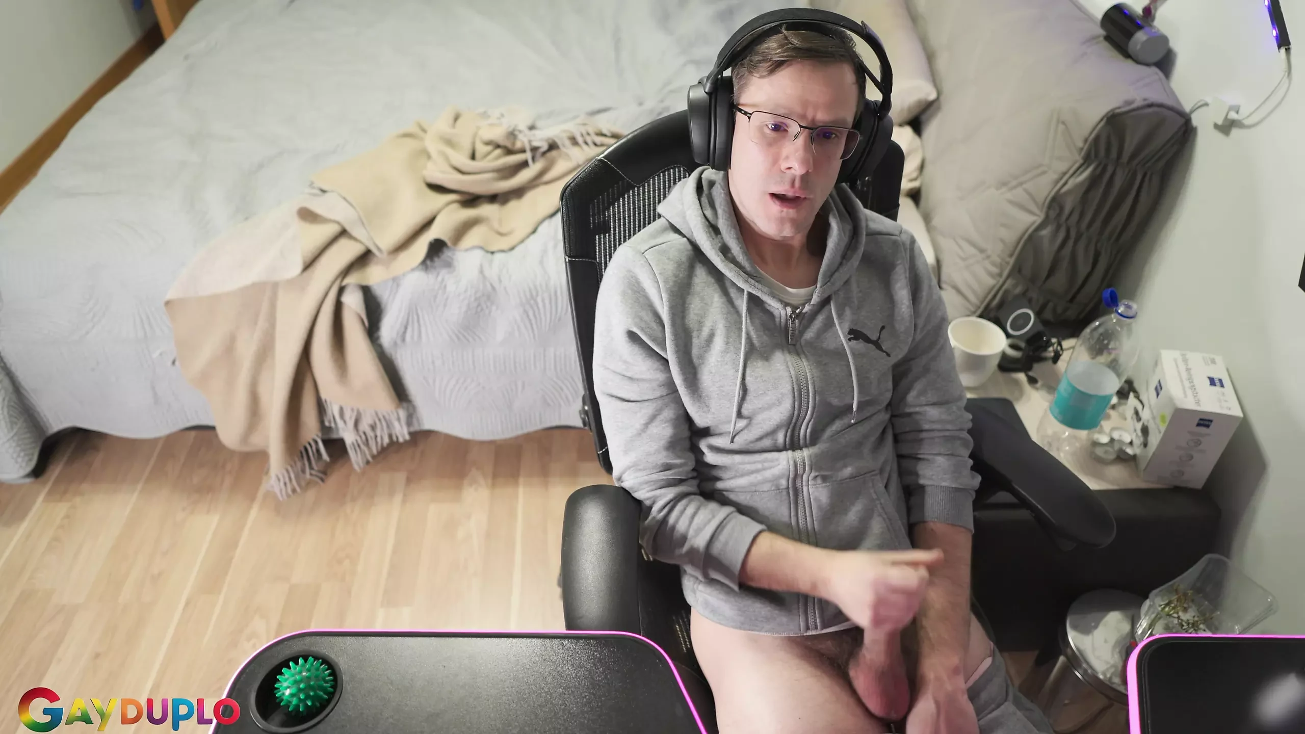 Kleine snelle aftrekbeurt, met grote pik en enorm sperma!
