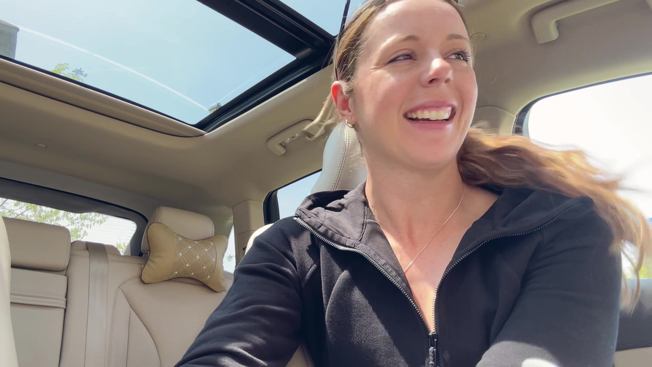 愛車の後部座席でピンクのディルドでオナニー