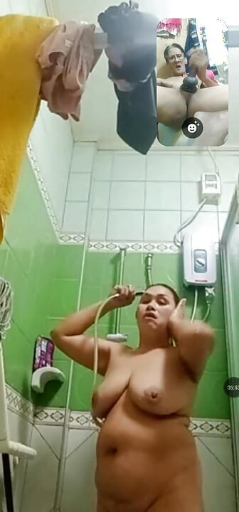 Götlü banyo yapıyor çıplak gördüğü için ona boşalıyorum