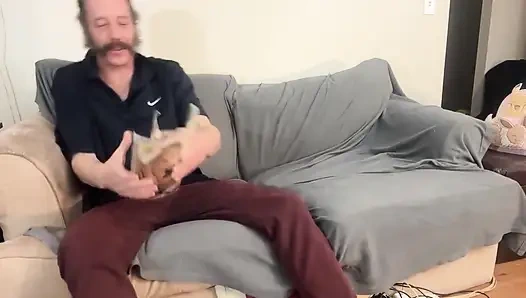 Üvey kız üvey babasını porno mag'a mastürbasyon yaparken yakalıyor