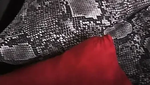 Si rambut merah bermain dengan jarinya dan kontolnya