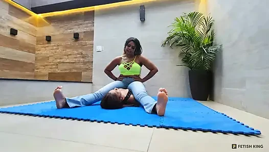 Lebian lagi asik dudukin dada - lebian dengan kaki dan otot yang kuat lagi asik
