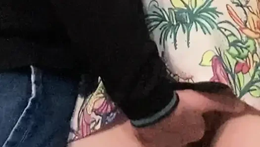 Betrügende ehefrau masturbiert in einer überfüllten u-bahn