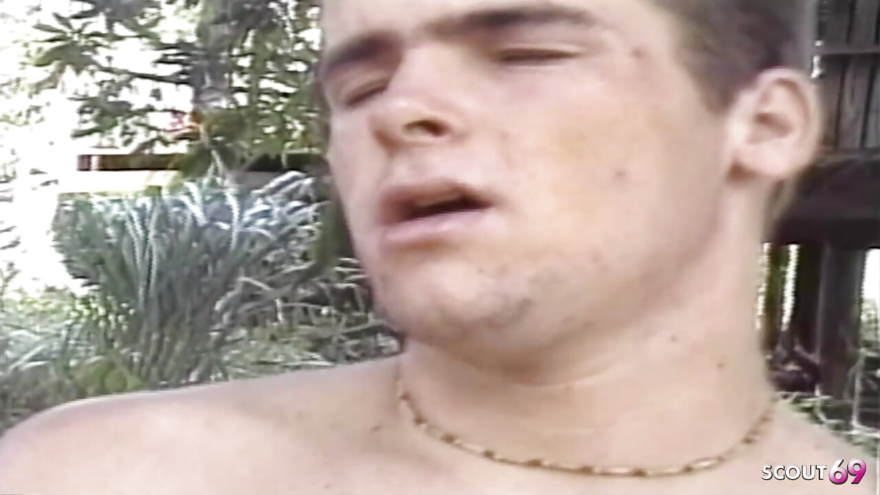 Латина транссексуал відтрахана в тугу дупу трьома хлопцями на відкритому повітрі