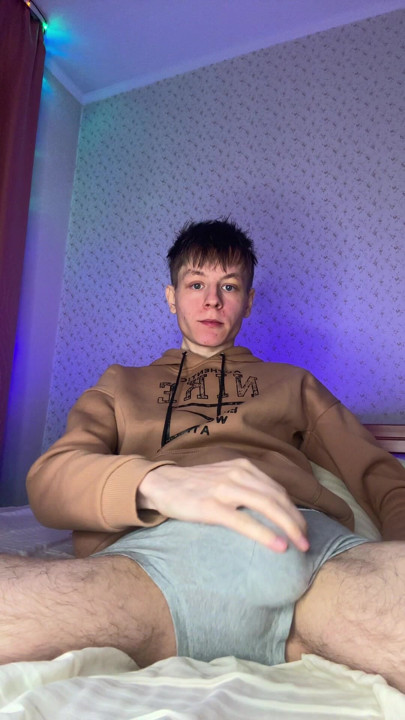 Beni izlediğini bildiğimde yarağım çok sertleşiyor