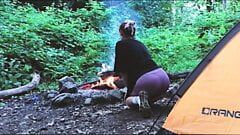 Настоящий секс в лесу. трахнул туриста в палатке