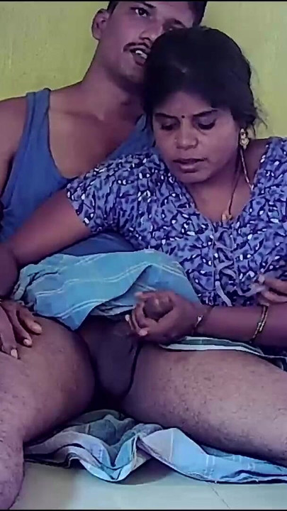 Zadivljujući trenutak iz "Indijanske seoske kuće, seksi žena, moja crna guza koja gura guzicu"