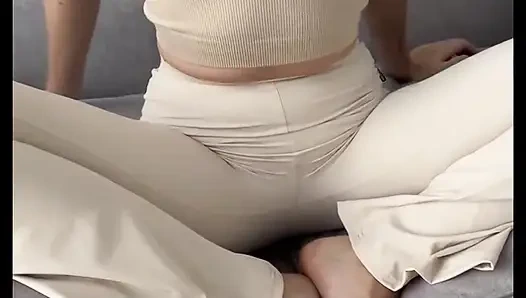 йога в тугих леггинсах дома