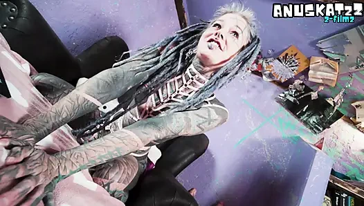 Альт-девушка с полной насадкой сходит с аналом с ума перед камерой, трах с живой игрушкой в задницу