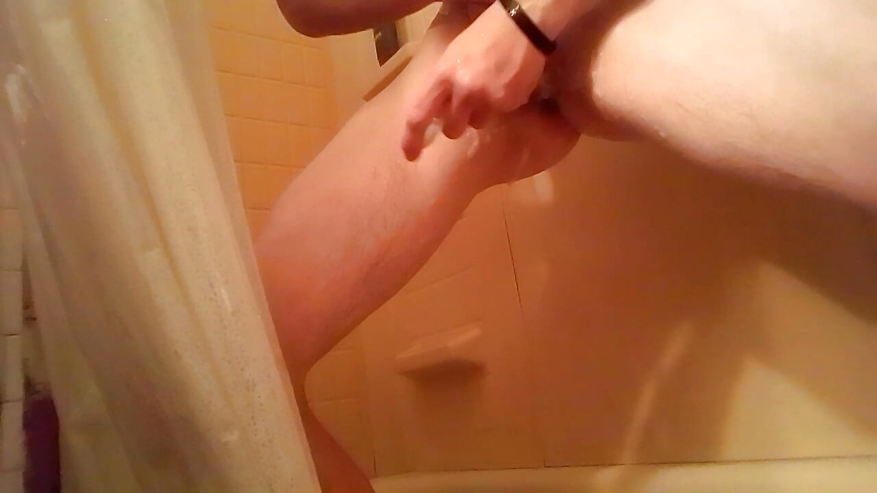 シャワーで剃り、絶頂するまでけいれんします