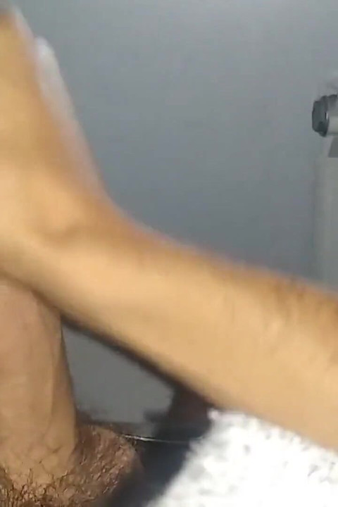 La leche de esta polla gordita, lentamente dispara su néctar dulce y grueso