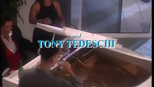 Etekli ve bowtie'deki çarpıcı hatun derinden sikiliyor