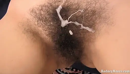 Тихая волосатая девушка с огромными сиськами сосет и получает сперму на пирожок