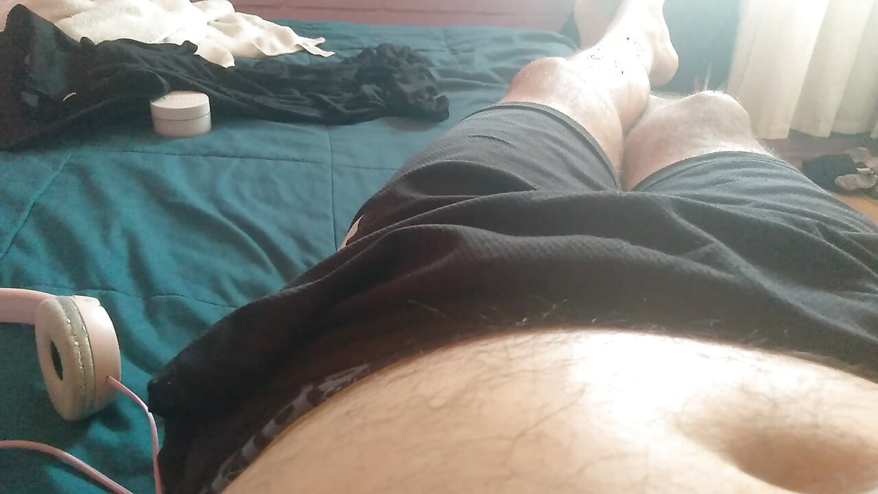 شاب يحب أن يشاهد عندما يتباهى بزبه ، آلة سخيف