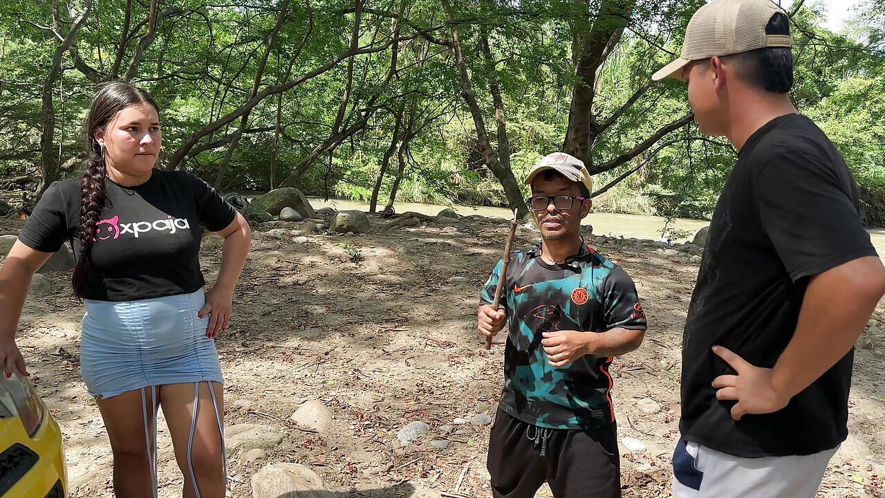 Я помогаю толстой латиноамериканке разорять где-то в обмен на жёсткий секс в её машине.