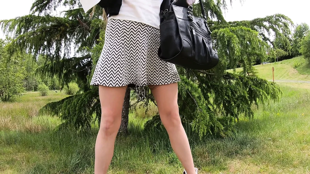 与Longpussy散步。撒尿，肛塞，邋遢，放荡的洞。
