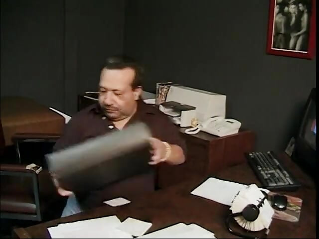 Randy puta recibe un enano gordo golpeando su coño mientras usa medias de nylon blancas