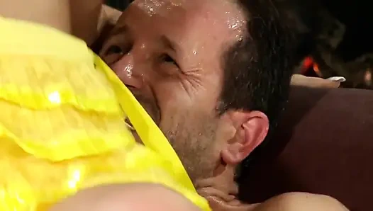 Gadis remaja elegan memek dan pantatnya dientot sampai dicrot sperma