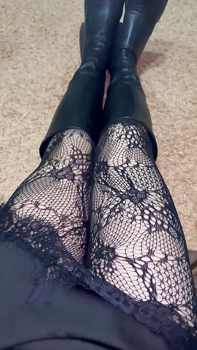 玩弄我穿着性感丝袜和靴子的腿