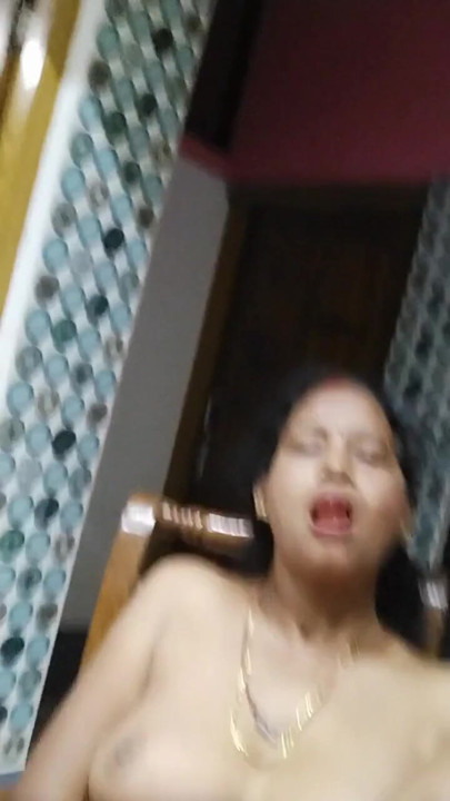 Sexy aunty car driver se with full enjoying big boobs show and kissing full romanace ask with three cooking | Clip 2