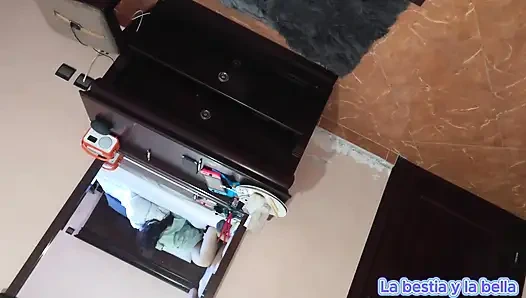 Я трахаю очко моей сводной сестры в любительском анальном сексе!