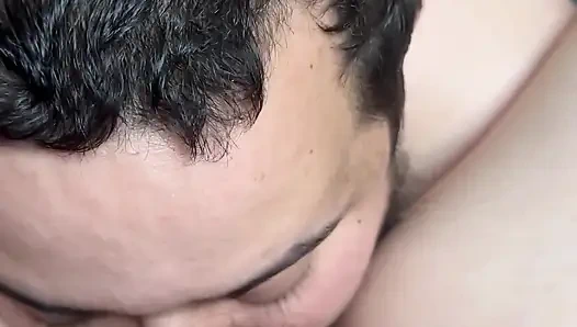 Вылизывает подругу