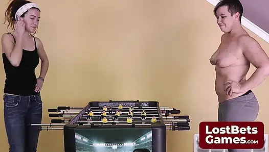 Ein strip-foosball-spiel verspricht eine spanking-freude am ende
