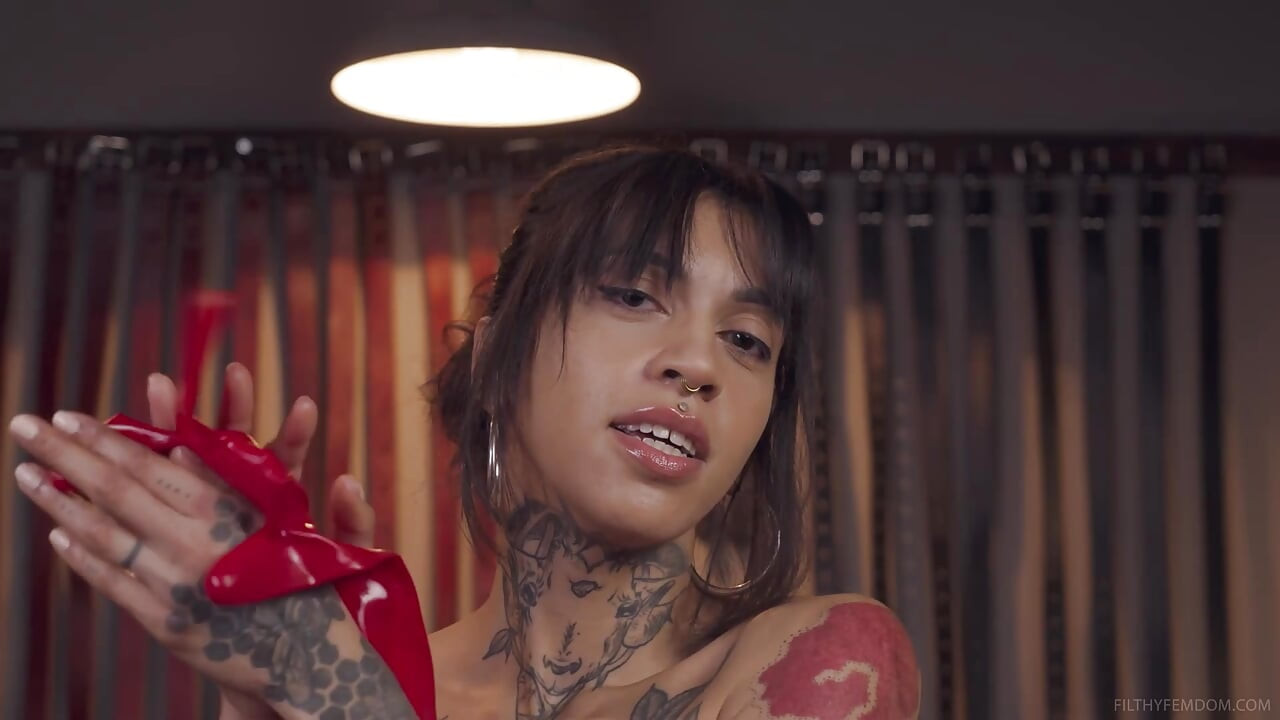 Smyslná brunetka kočička v latexu hraje s vibrátorem a sténá pro diváky