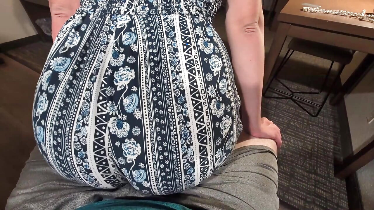 Lapdance Lässt Ihn in Shorts Kommen