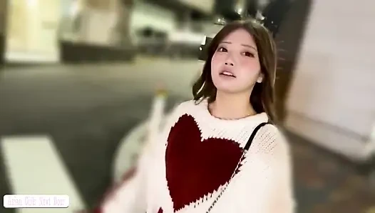 Model f-cup lagi asik muasin memeknya pakai vibrator di jalan-jalan yang sibuk