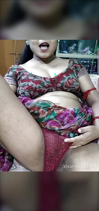 Sister-in-law sat on the chair and rubbed her black pussy in red tights and removed all the water