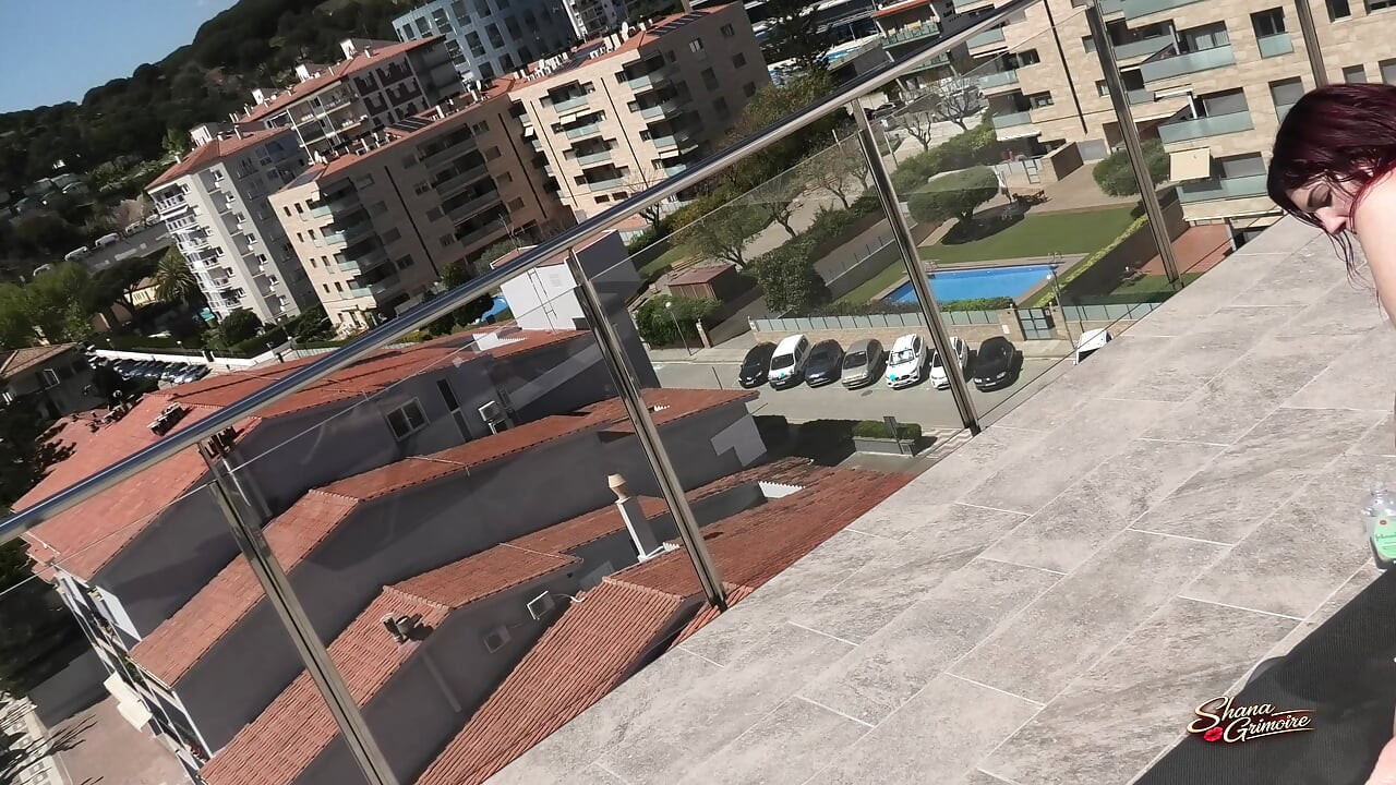 Shana Grimoire x Solougo, massagem de biquíni oleada no telhado, dia 18