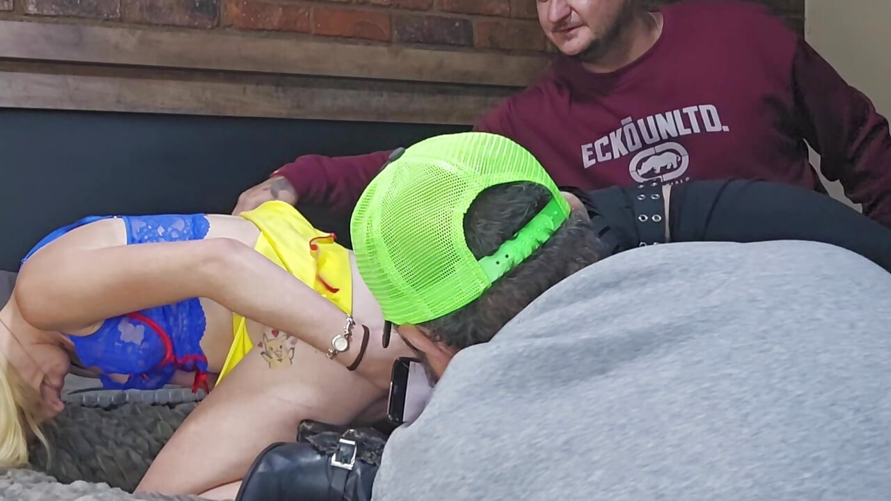 Girl on girl with them boys watching