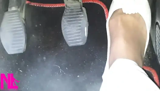 Pedal memompa dan mengemudi di jalan raya dengan flat yang usang lembut dan kaus kaki nilon