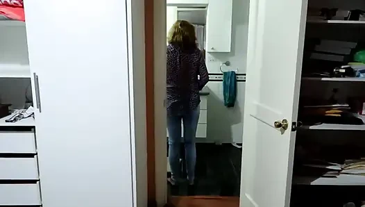 Lihat bagaimana ibu tiriku berpakaian untuk bekerja, dalam pakaian dalam erotis, sangat membuatku sange.