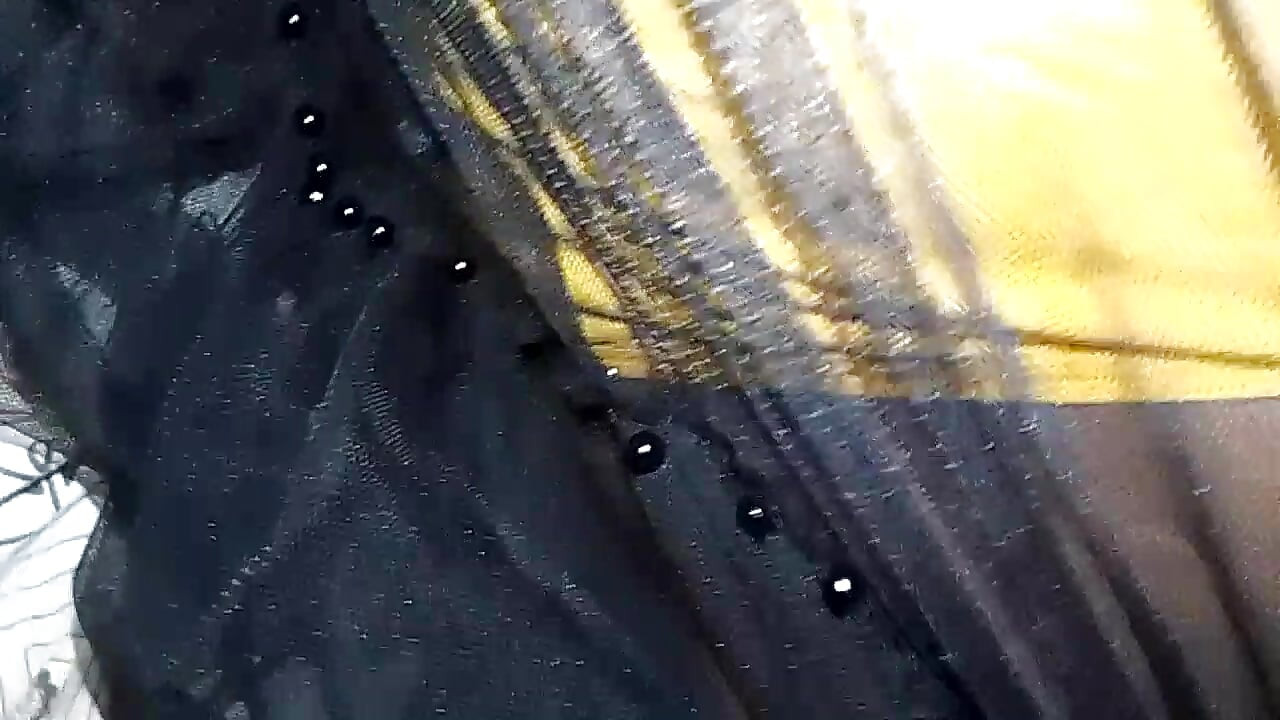 The Yellowish-yellowish Is the Black Black Black Gow and Puts the Tea