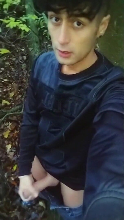 Twink dinlenme alanının arkasında açık havada mastürbasyon yapıyor