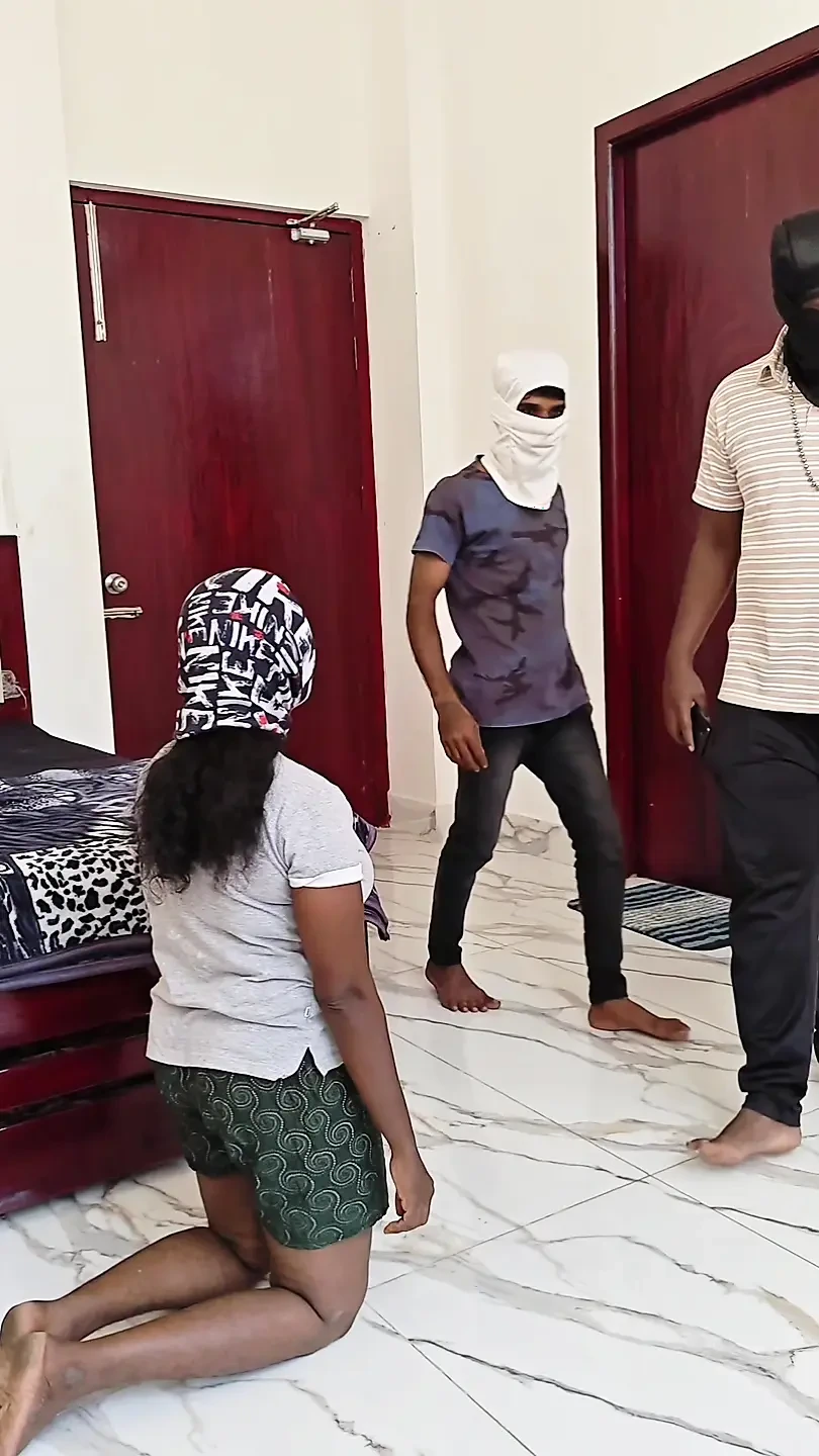 两个警察不小心干了家里的妻子