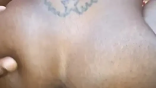 Kıvrılmış kalçalı kız arkadaşım penisimi köpek pozisyonuna alıyor